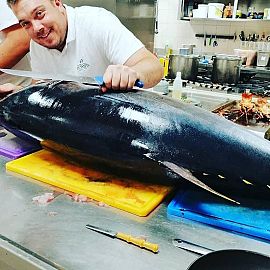 Kuhar i svježeulovljena tuna