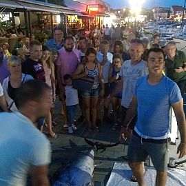 Oduševljeni turisti i tuna od 120 kg
